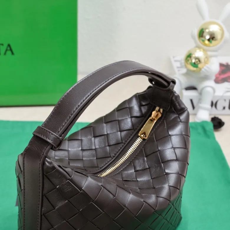 Batch 1360 #BvWallace Shoulder Lunch Bag 🔥 A lunch box bag that you can just grab and go. It is made of classic intrecciato weaving technology and reflects the craftsmanship of Bottega. The entire bag is made of top-grade happa lambskin. It is very soft and lightweight. The small bag shape is cute and exquisite. The interior capacity is also very large and can be carried under the arm. It is quite practical! The bottom of the bag is made of gold metal to prevent wear and tear. The details are really good! Choose this elegant commuting bag for Zaoba people~ Size: 22x13x9.5, model number; 7748#